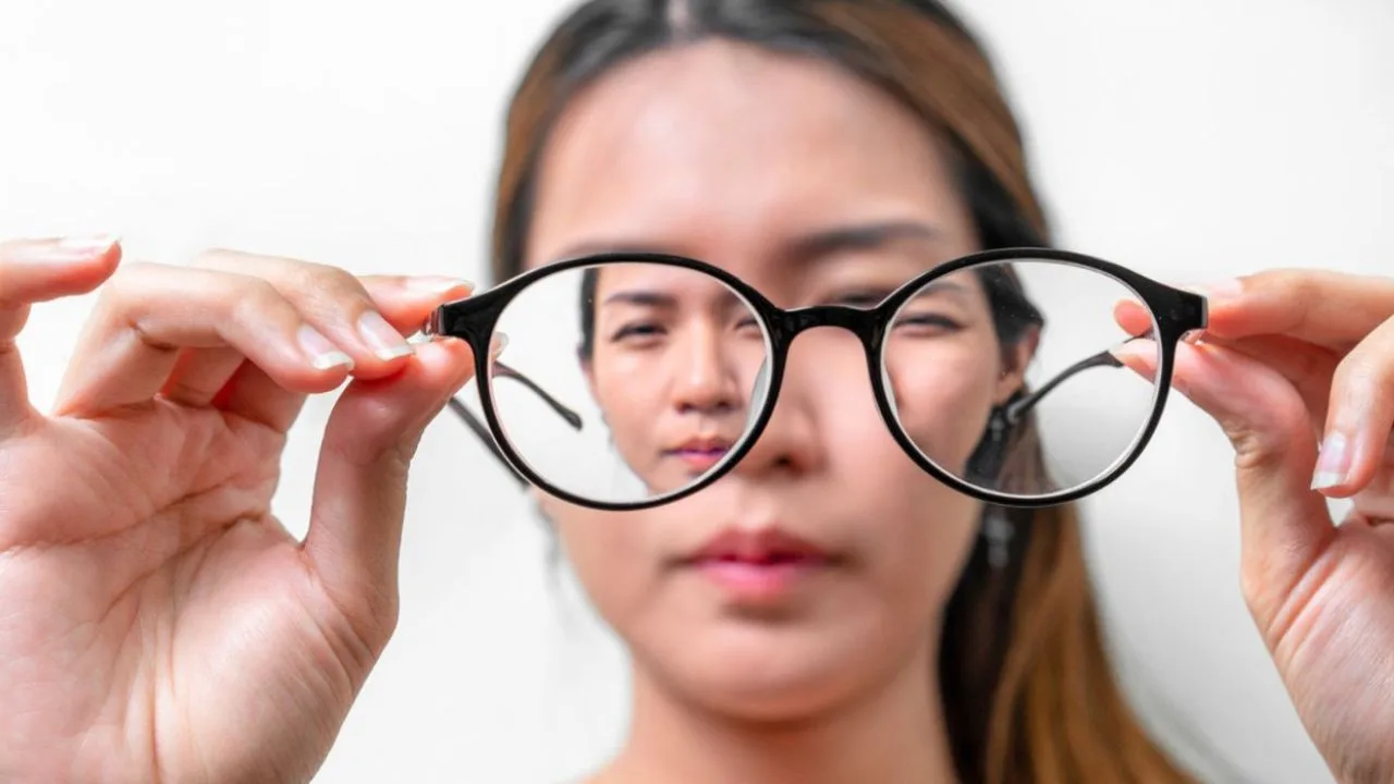 Should Astigmatism Glasses Be Worn All the Time?